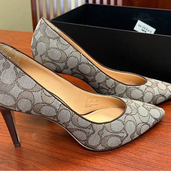 Coach Skylar Signature Pump - Picture 2 of 7